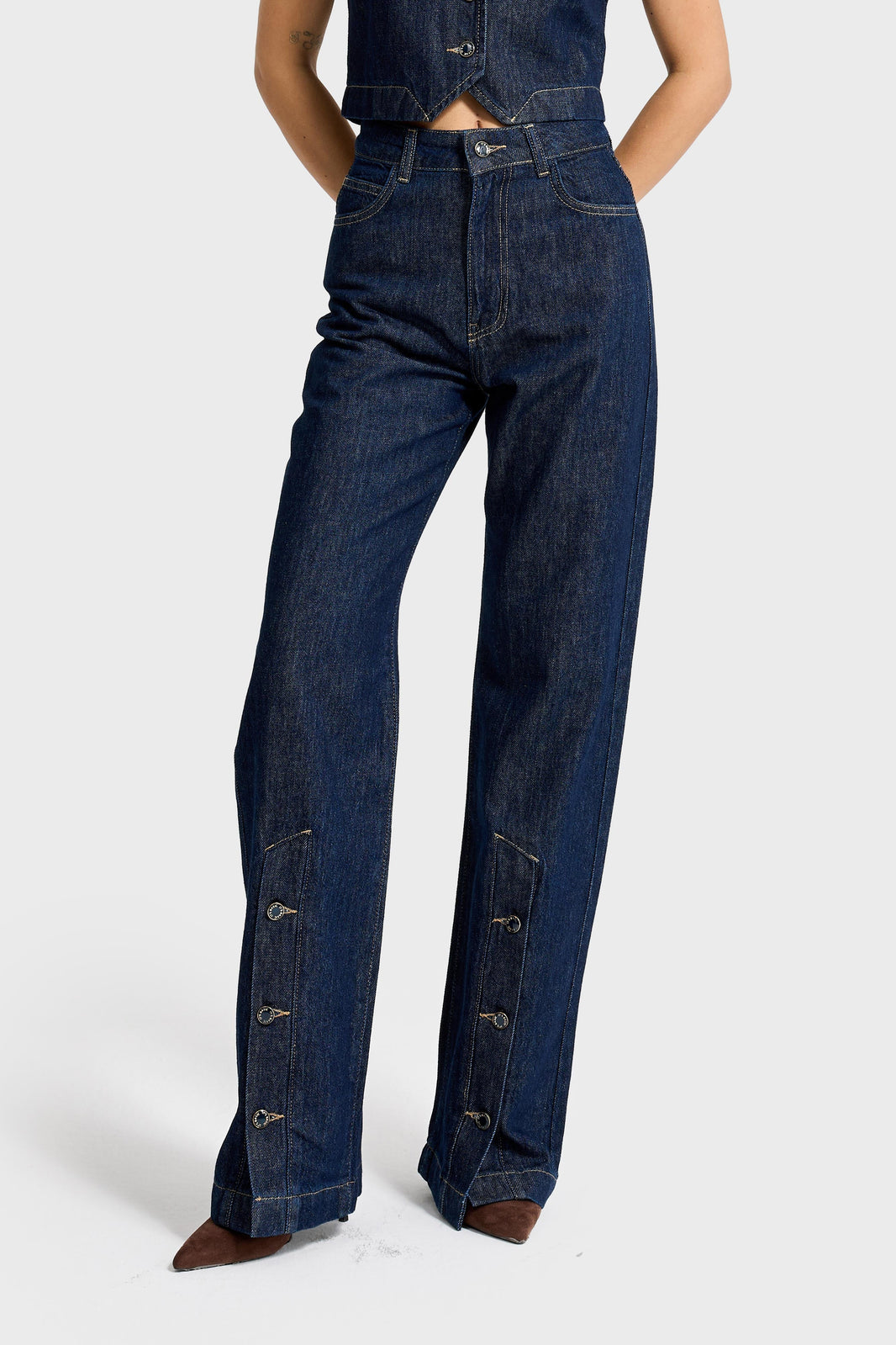 STRAIGHT HIGH RISE JEANS