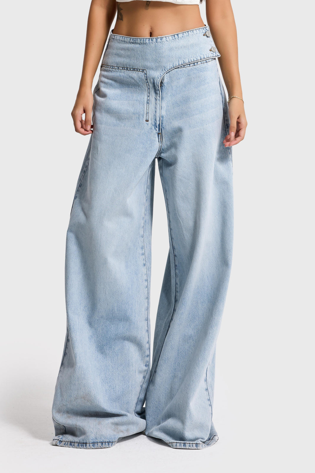 STRAIGHT MID RISE JEANS